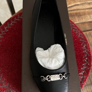Gucci black with silver Gucci emblem flats. Great condition. Worn a couple times